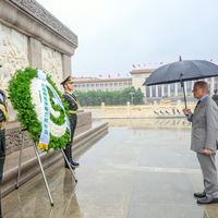 CHINA-BEIJING-PAKISTAN-PM-MONUMENT-TRIBUTE (CN)