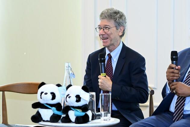 Interview: U.S. attempts to curb China doomed to fail, says U.S. economist