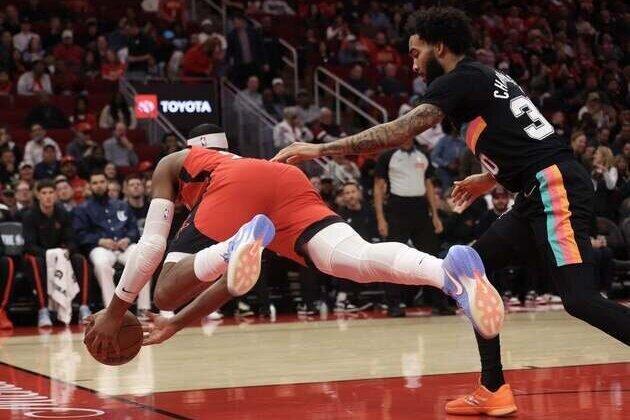 Rockets steal one from Spurs thanks to 4th-quarter rally