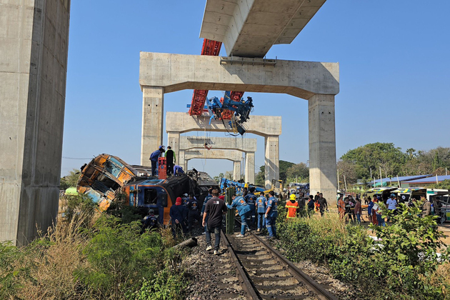 Photo Flash | Crane collapse derails train in Thailand, killing 22
