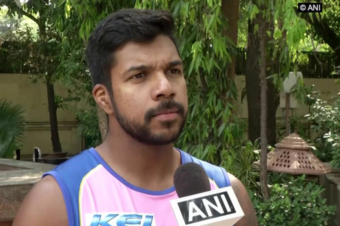 "Having MS Dhoni at the crease is priceless": Varon Aaron on significance of Dhoni's presence at the crease