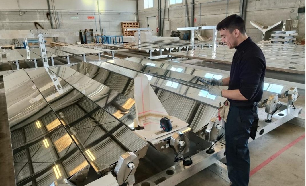 Factory based calibration of Sparc Hydrogen’s linear Fresnel solar field modules ahead of containerisation and shipping. 