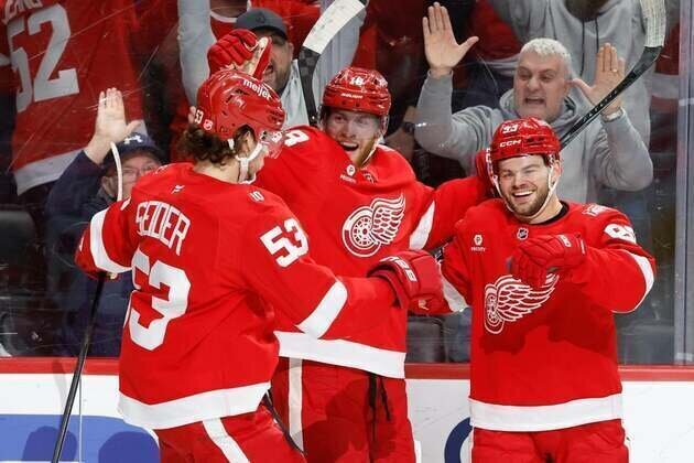 Surging Red Wings pursue clean sweep of Maple Leafs