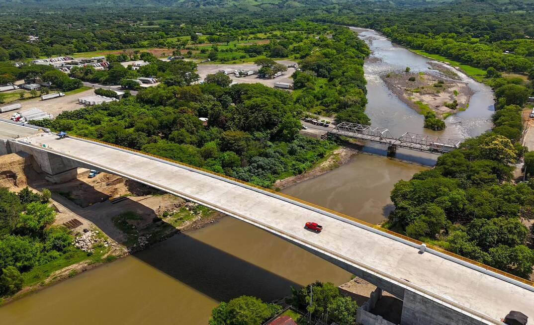 The new and previous bridge over the Paz River