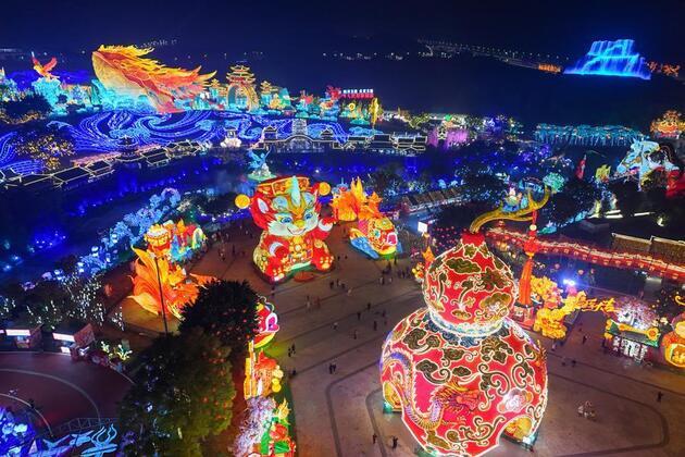 China's traditional lantern show shines with innovation, global exchange