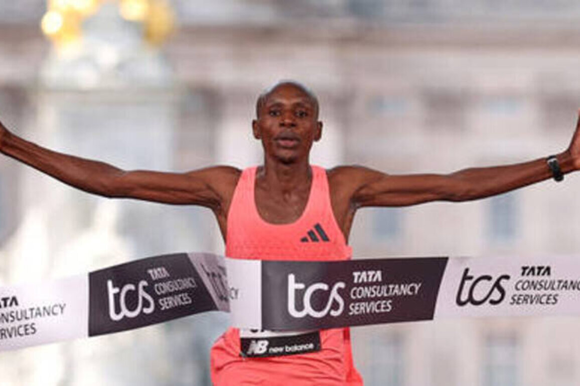 Kenyan breaks two-hour mark in world record London Marathon win (PHOTOS/VIDEO)