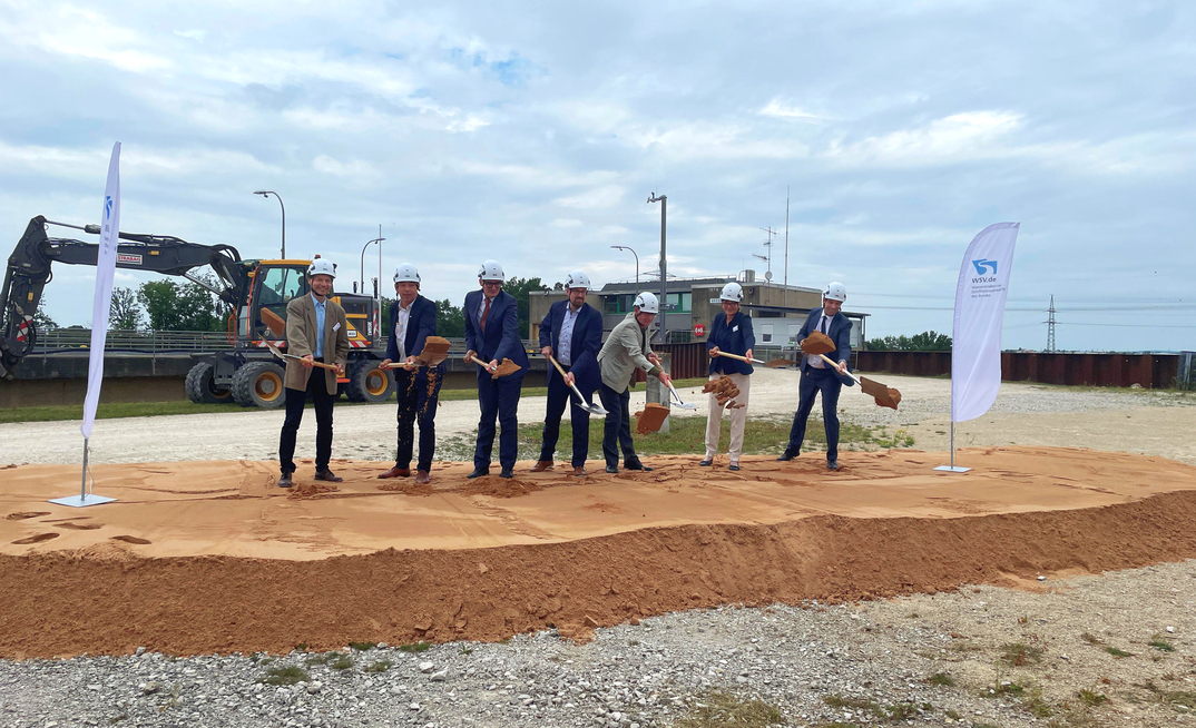 Symbolic ground-breaking ceremony for the new Kriegenbrunn lock (l to r) Andreas Beier, WNA Aschaffenburg; Stephan von der Heyde, Züblin; State Secretary Hartmut Höppner, BMDV; Dr. Florian Janik, Mayor of Erlangen; Dirk Schwardmann, Vice President GDWS; Mareike Bodsch, Head of WNA Aschaffenburg; Florian Bauer, Bauer Spezialtiefbau. Credit: Wasserstraßen- und Schifffahrtsverwaltung des Bundes, WSV.de. 