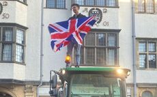 Farmers protest outside Oxford Farming Conference