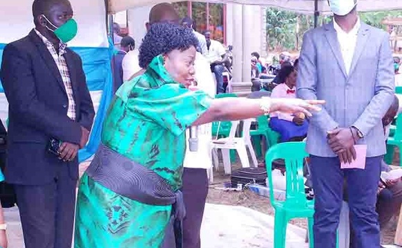 Omubaka Kabanda ng'ayogera mu lumbe. Omubaka Kabanda ng'ayogera mu lumbe.