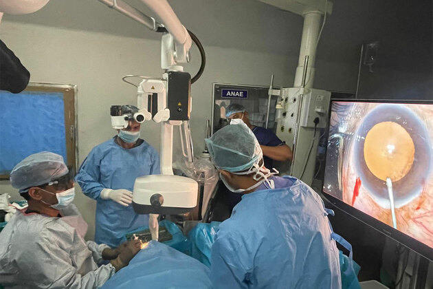 3-D microscope for minimally invasive glaucoma surgery