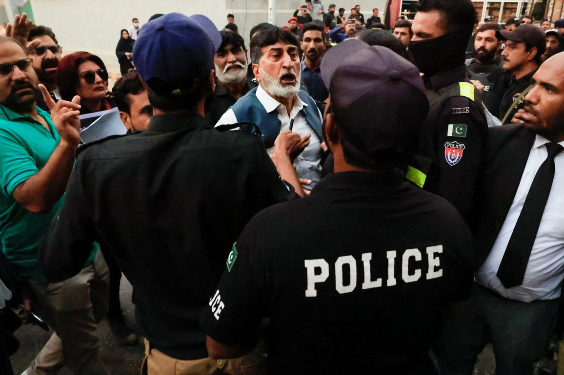 Pakistan slipping into authoritarian rule, warn country's lawyers