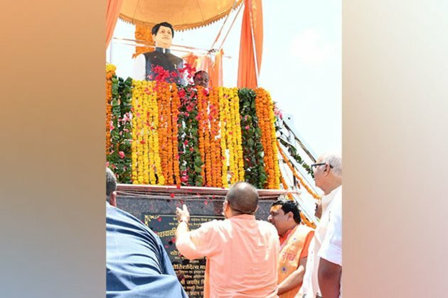 CM Yogi Adityanath unveils statue of Madhavrao Scindia in UP's Mainpuri