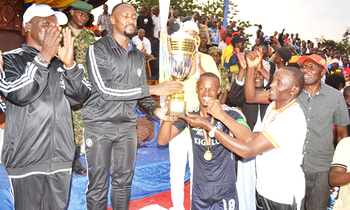 Kyabazinga (owookubiri ku kkono) ng'akwasa aba Kigulu ekikopo Kyabazinga (owookubiri ku kkono) ng'akwasa aba Kigulu ekikopo
