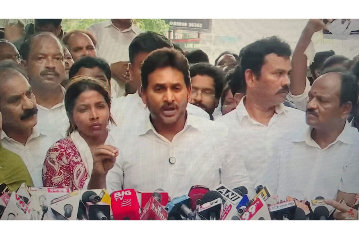 Visakhapatnam Steel plant mishap: YSRCP chief Jagan Mohan Reddy demands Rs 1 crore ex-gratia, job for kin of deceased