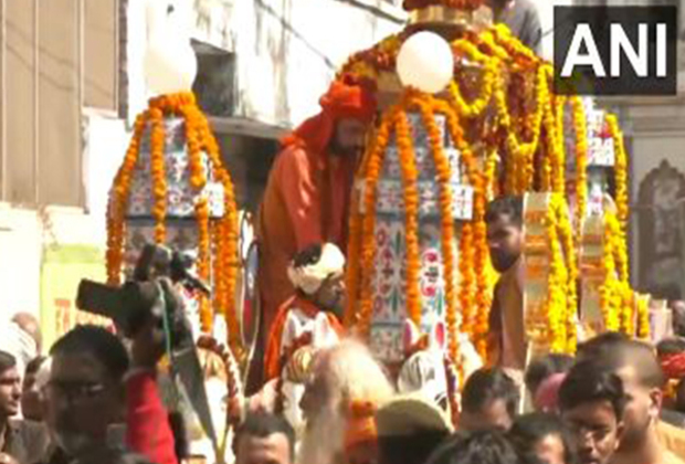 Uttar Pradesh: Mortal remains of Acharya Satyendra Das being taken for last rites