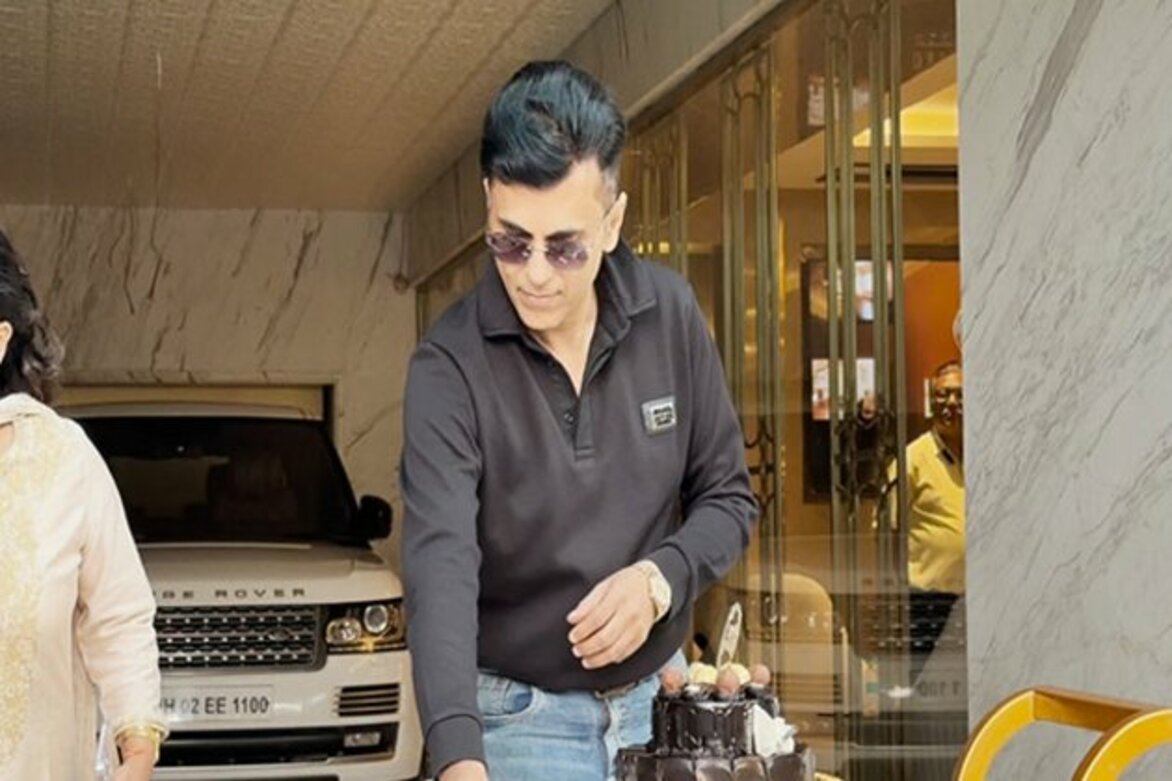 Producer Anand Pandit celebrates pre-birthday with paparazzi