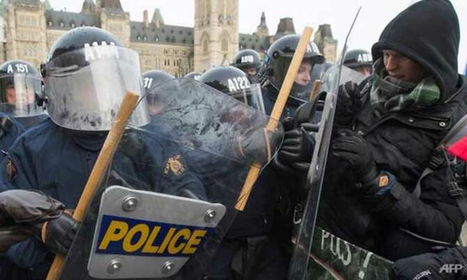 Clashes over outside Canada's Parliament Clashes over outside Canada's Parliament