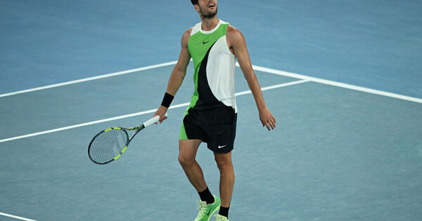 Australian Open: Carlos Alcaraz and Alexander Zverev reach semifinals