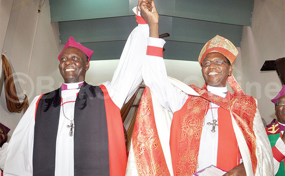 Ssaabalabirizi wa Uganda, Stanley Ntagali (ku ddyo) lwe yatuuza Mutebi ng’Omulabirizi omubeezi ow’Obulabirizi bwa Kampala. Ssaabalabirizi wa Uganda, Stanley Ntagali (ku ddyo) lwe yatuuza Mutebi ng’Omulabirizi omubeezi ow’Obulabirizi bwa Kampala.