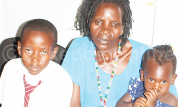 Namugenyi n’abaana be yalekera omwana we omukulu ow’emyaka 14 nga y’abalabirira. Namugenyi n’abaana be yalekera omwana we omukulu ow’emyaka 14 nga y’abalabirira.