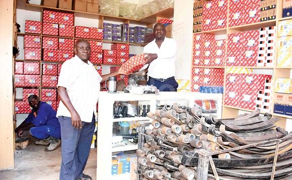 Yusuf Wangi omusuubuzi w’ewa Kisekka (ku ddyo) ng’alaga edduuka lye yayingidde. Yusuf Wangi omusuubuzi w’ewa Kisekka (ku ddyo) ng’alaga edduuka lye yayingidde.