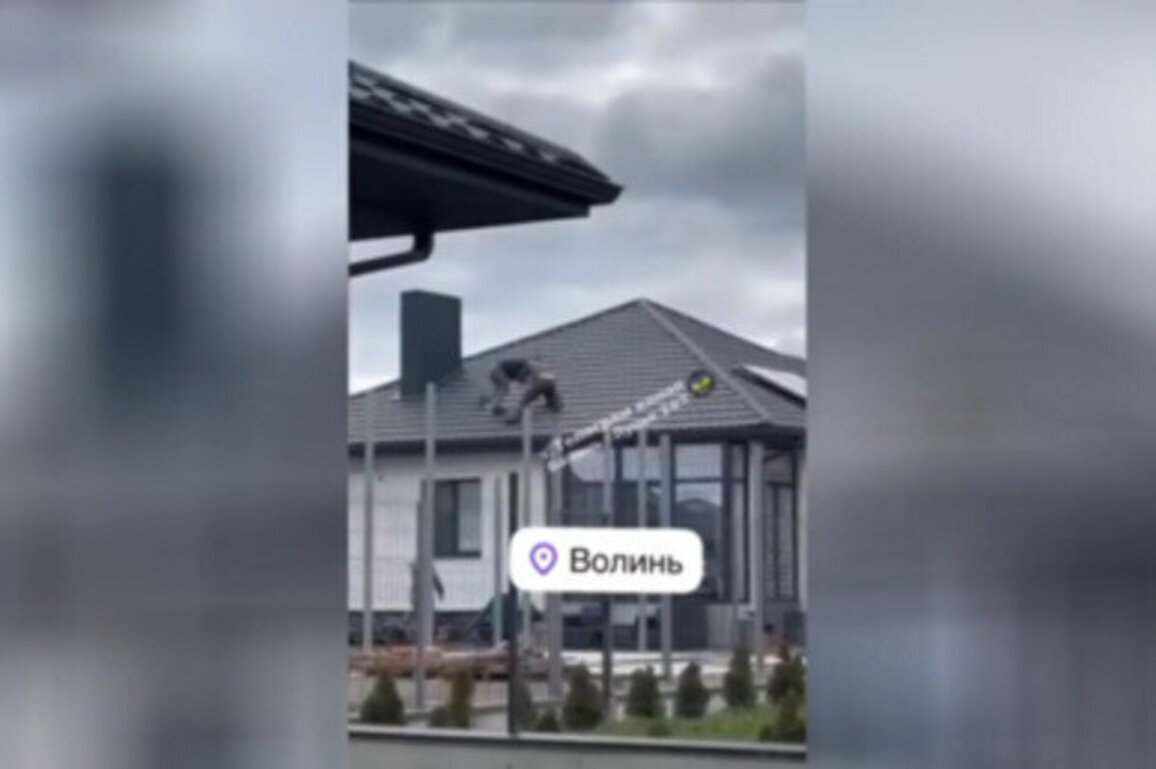 Ukrainian press gang shoves 'volunteer' off roof (VIDEO)