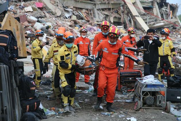 Xinhua Headlines: Chinese teams, local rescuers race against time in Myanmar quake relief