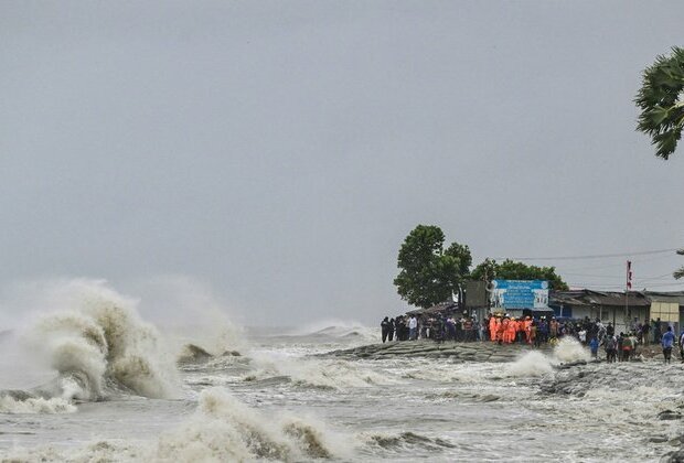 Nearly 1 million evacuated as cyclone batters Bangladesh and India