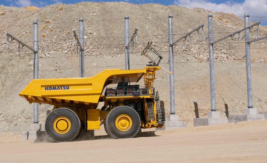 A Komatsu truck on trolley assist at the company's Arizona proving grounds. This is not the truck in the power agnostic trial. Komatsu declined to share a photo of that truck because visible components were still under development.