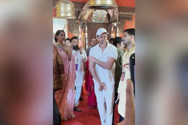 Hrithik Roshan offers prayers at Durga Puja pandal, meets 'War 2' director Ayan Mukerji