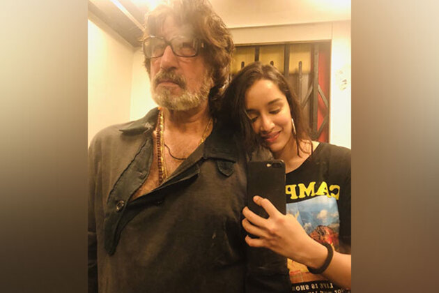 "Baapu birthday dhamaal": Shraddha Kapoor, Shakti Kapoor enjoy movie session with 'Hero No. 1'