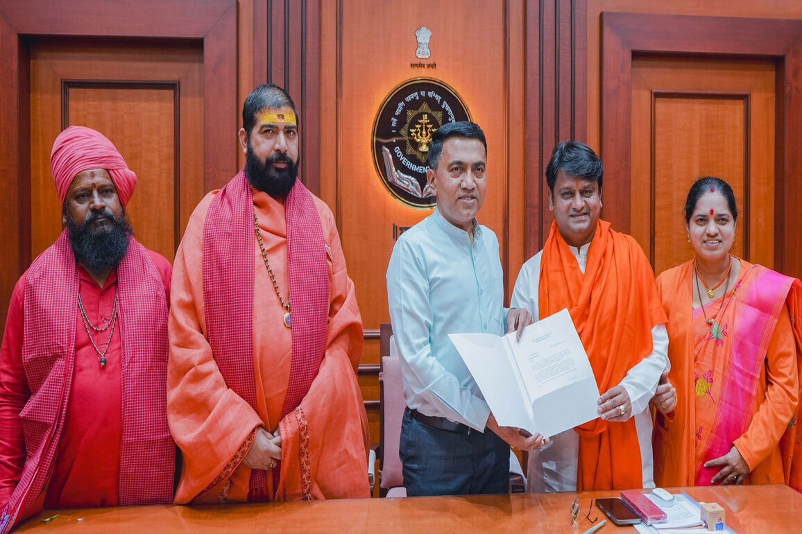Hon'ble Chief Minister of Goa Felicitates His Holiness Rajrajeshwar Guruji on Siddhashram UK's Silver Jubilee