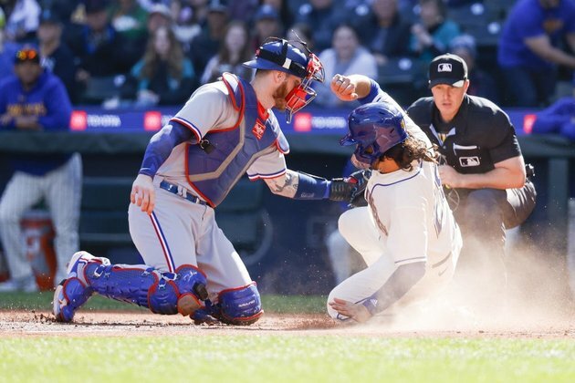 Mariners win, dent Rangers' AL West title hopes