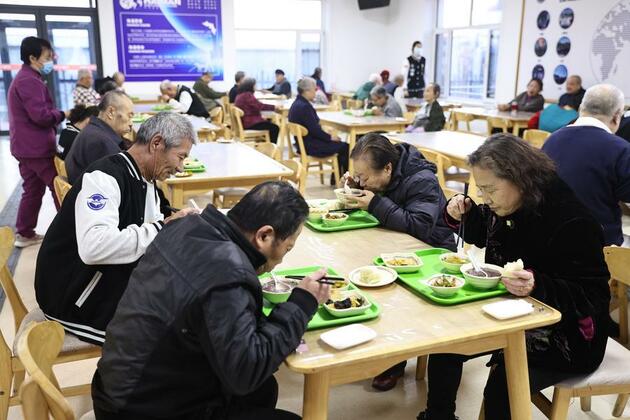 Retirement home lights up late life of the visually impaired