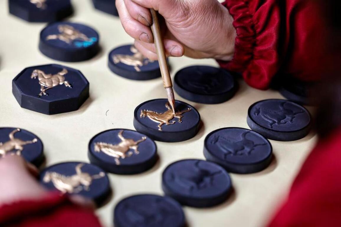 GLOBALink | Horse-themed Hui ink sticks shine in E China's Anhui