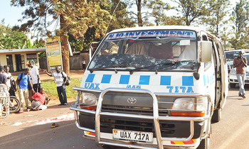 Owa bbooda agudde wansi nga takisi yakamala okumukoona. Owa bbooda agudde wansi nga takisi yakamala okumukoona.