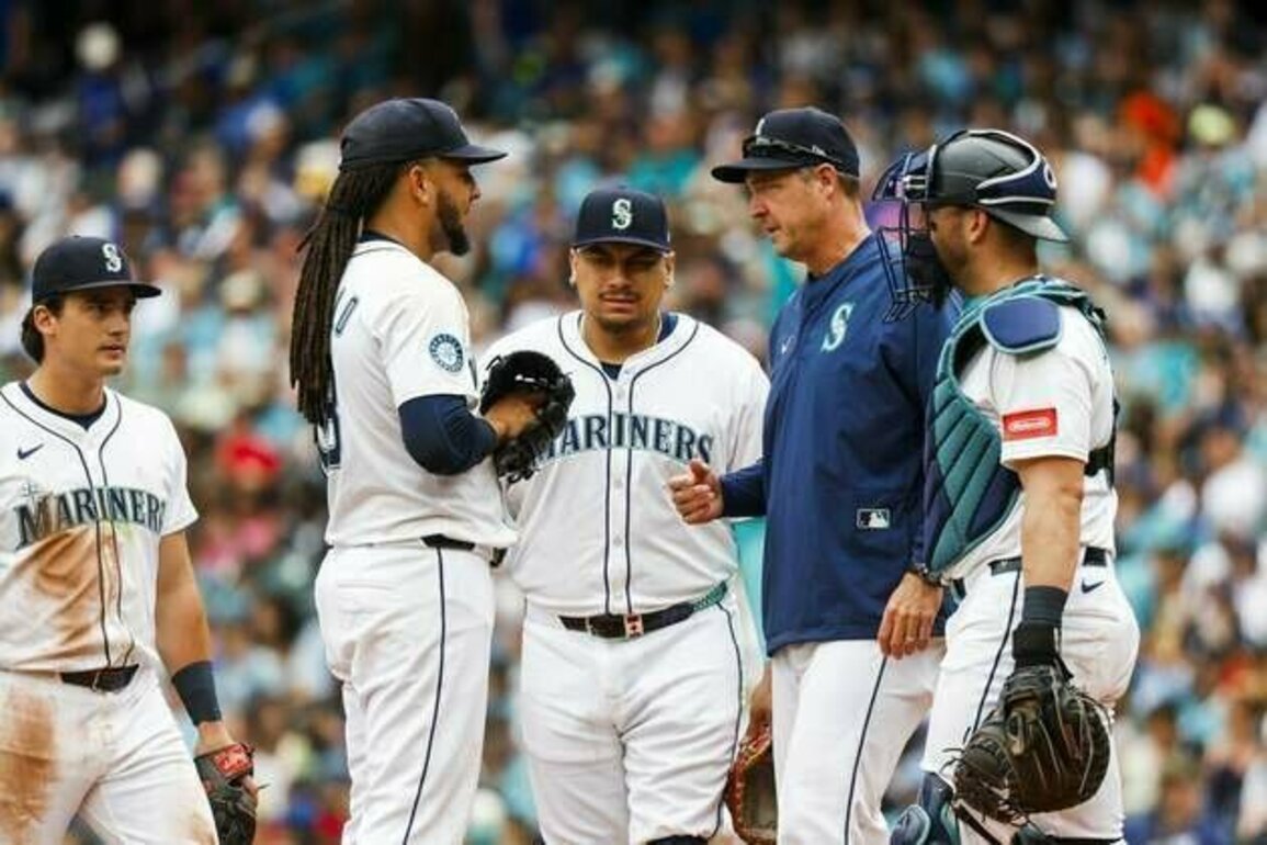 Mariners look to end trip on winning note vs. Phillies