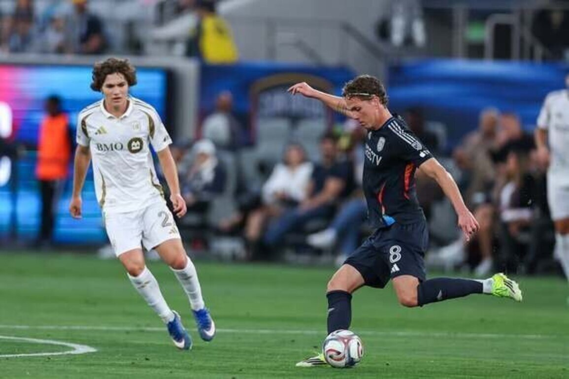 Down 2-0, LAFC score twice late in draw vs. San Diego