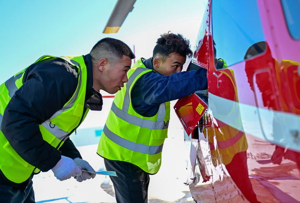 ChineseToday | Young man of herdsman family fulfills his dream of becoming a pilot