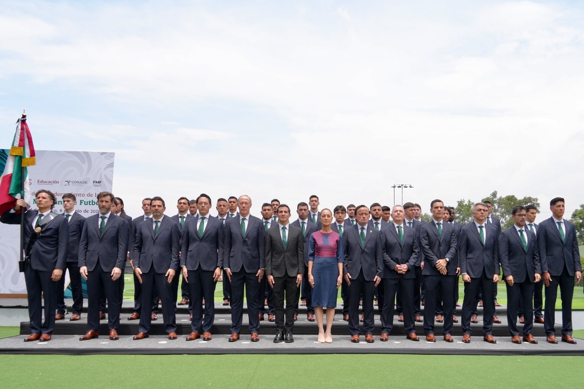 (SP)MEXICO-MEXICO CITY-NATIONAL FOOTBALL TEAM-FLAG PRESENTATION CEREMONY