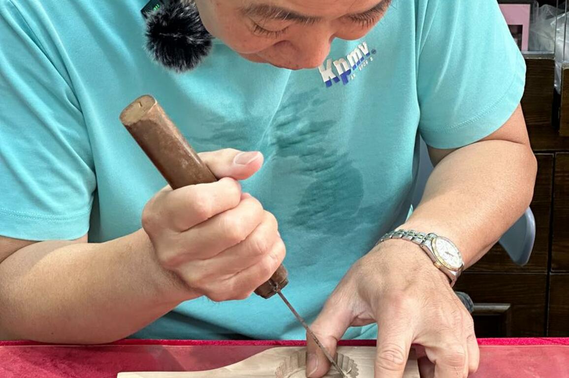 In Guangzhou, the last traditional pastry mold maker races against machines