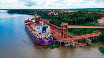 Embarque de bauxita da mina de Juruti da Alcoa, no PA
