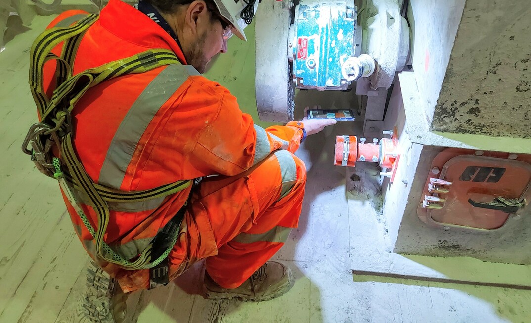 Aaron Bartram of Martin Engineering uses the Martin App to calibrate an N2 PI on a conveyor belt cleaner at a mine in the UK