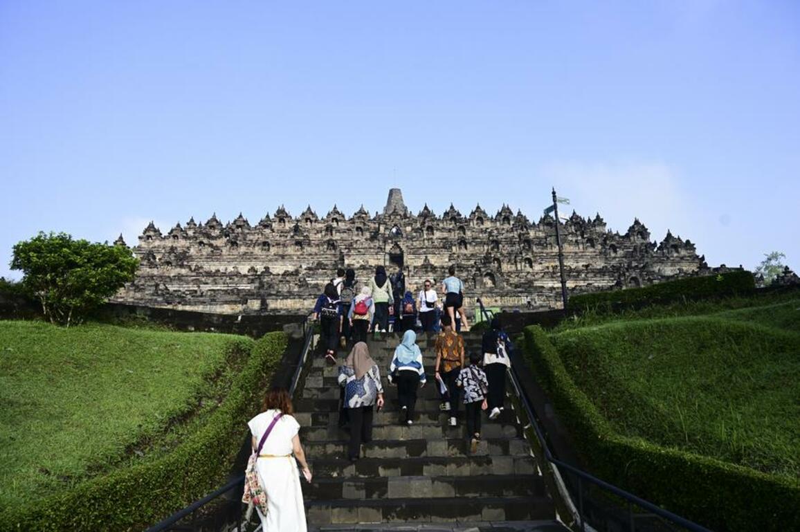 Asia Album: Visit to Indonesia's Borobudur Temple