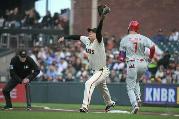 Giants score twice in 8th to get by Phillies