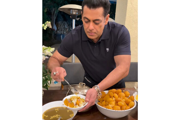 Salman Khan turns chef at his 60th birthday party, prepares bhel for Genelia, Riteish