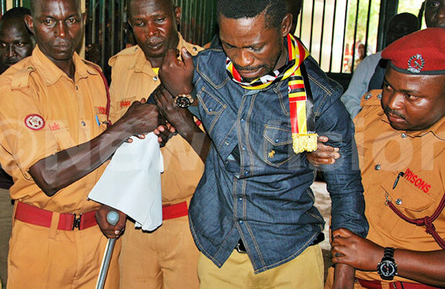  on obert yagulanyi aka obi ine being help out of court by prison wardens hotoile 