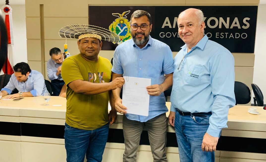 José Cláudio dos Santos Pereira, representante de comunidades mura, com o governador Wilson Lima, do AM, e Adriano Espeschit, presidente da Potássio do Brasil/Divulgação
