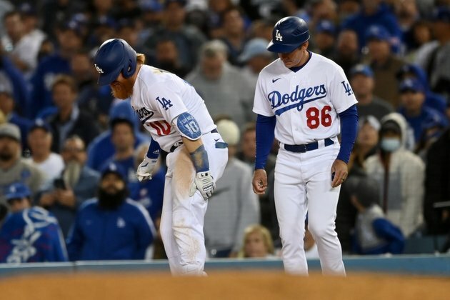 Dodgers 3B Justin Turner exits Game 4 with leg injury