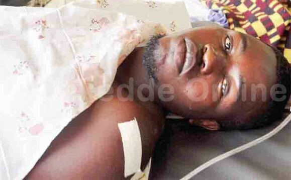 Innocent Habomulemi amasasi gaamukutte omukono ne ku kugulu. Wano yabadde mu ddwaaliro e Mulago eggulo. Innocent Habomulemi amasasi gaamukutte omukono ne ku kugulu. Wano yabadde mu ddwaaliro e Mulago eggulo.